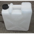 produk plastik rumah tangga Jerigen plastik ukuran 25 liter merk GA warna putih. 3