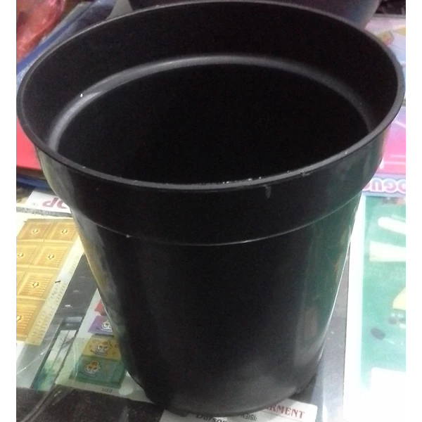 Pot plastik 18 USA warna hitam merk Eko untuk taman