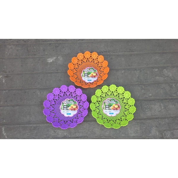 Piring anyaman plastik tipe flower kode 5506 Dx produk Lucky Star warna ungu