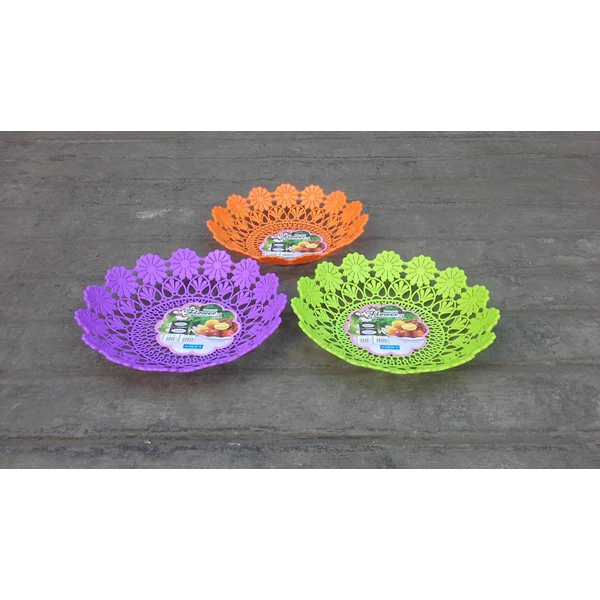 Piring anyaman plastik tipe flower kode 5506 Dx produk Lucky Star warna ungu