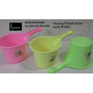Gayung plastik bulat merk WAKA perlengkapan mandi