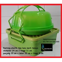 Luna Tanaya's plastic food basket 